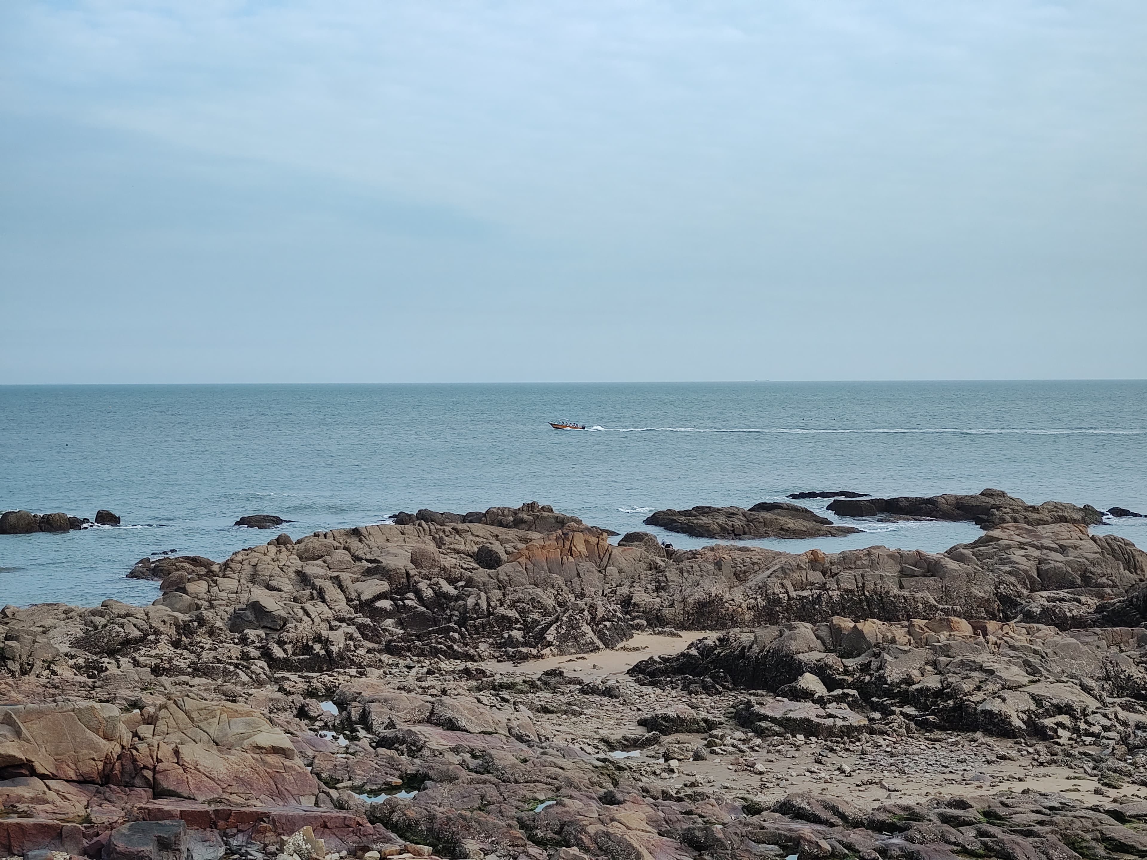 崇武古城外的石滩(刚好有艘快艇经过)